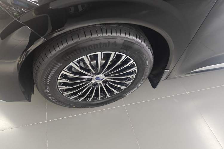 Used Denza D9 2024 DM-i 980 Four-Wheel Drive Prestige Model Left Front Wheel Hub