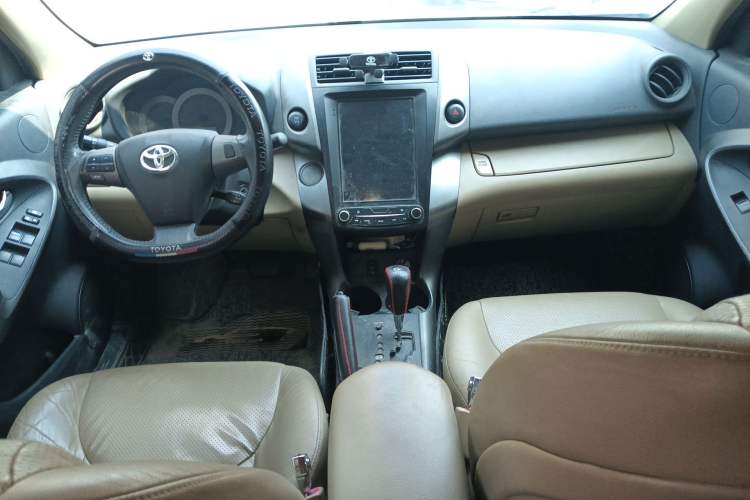 Used Toyota RAV4 2011 2.4L Automatic 4x4 Luxury Edition Center Console