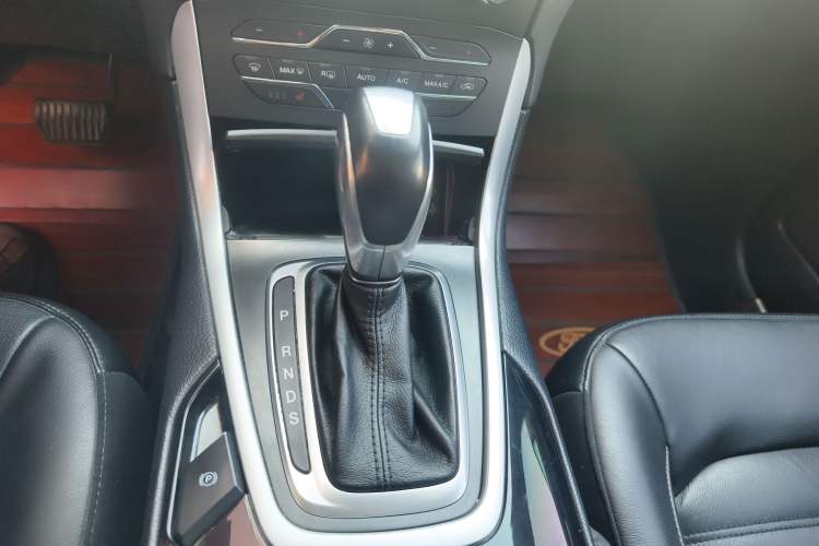 Used Ford Edge 2016 EcoBoost 245 Four-Wheel Drive Titanium Edition 7-Seater Gear Lever