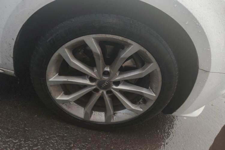 Used Audi A4L 2018 30th Anniversary Edition 40 TFSI Trendy Model Right Front Wheel Hub