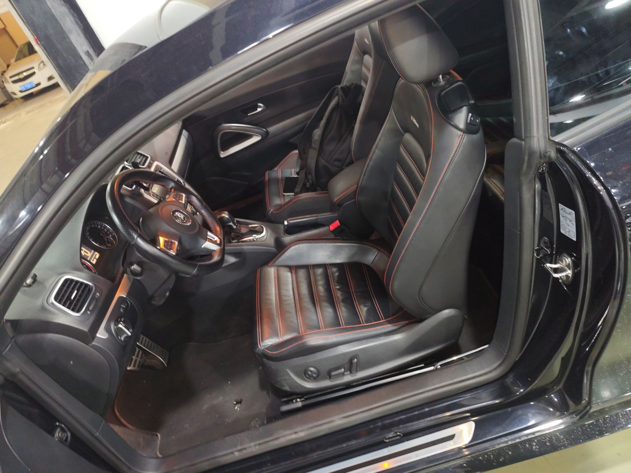 Переднее сиденье в автомобиле