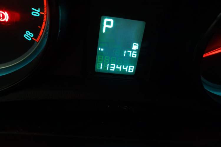 Used Buick Encore 2015 1.4T Automatic Two-Wheel Drive Urban Elite Version Odometer Close Up