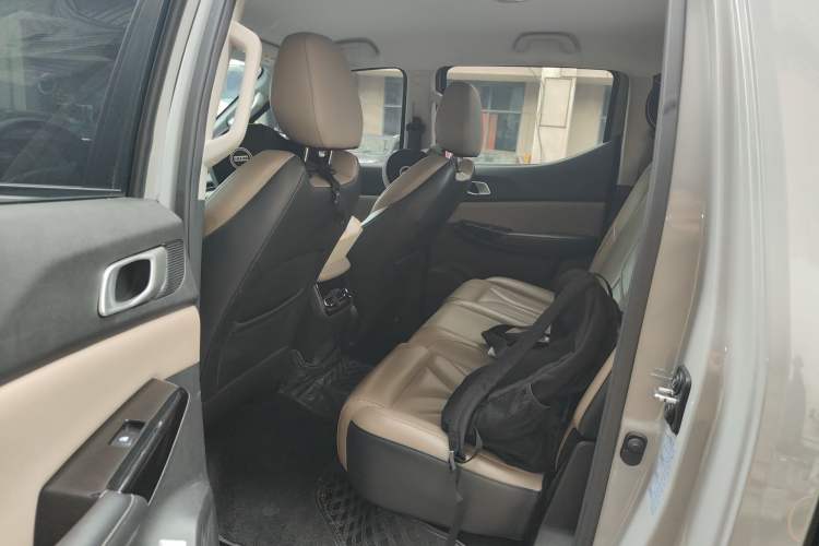 Used CHANGAN Hunter 2024 Knight Edition Flagship Model Dual-Motor All-Wheel Drive Standard Box
