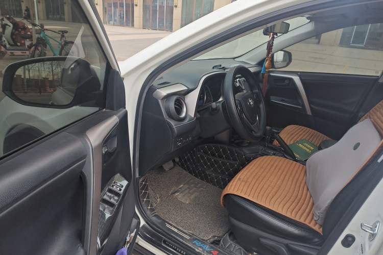 Used Toyota RAV4 2019 2.0L CVT Two-Wheel Drive Fashion X Limited Edition China V Standard Driver Seat