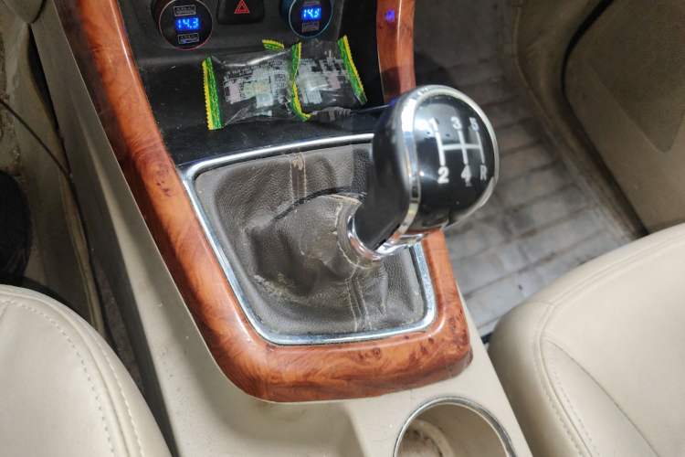 Used Baojun 730 2014 1.5L manual Comfort version 7 seats Gear Lever