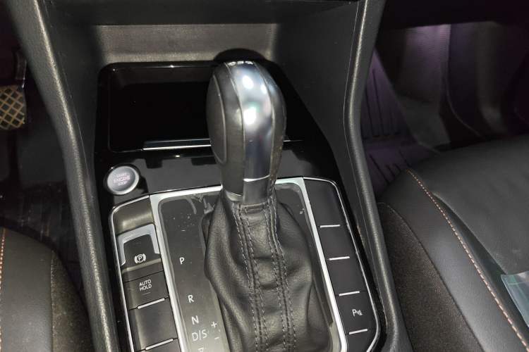 Used Volkswagen Golf Sportsvan 2016 230TSI Automatic Luxury Version Gear Lever