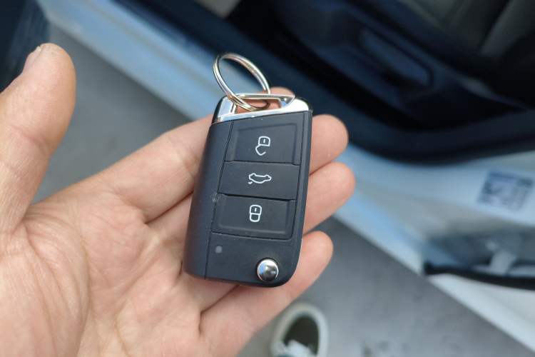 Used Volkswagen Golf 2017 1.6L Automatic Comfort Million-Vehicle Anniversary Edition Vehicle Key