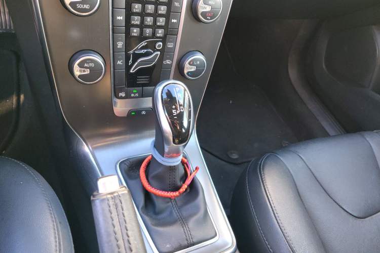 Used Volvo V40 2014 2.0T Zhiya Edition Gear Lever