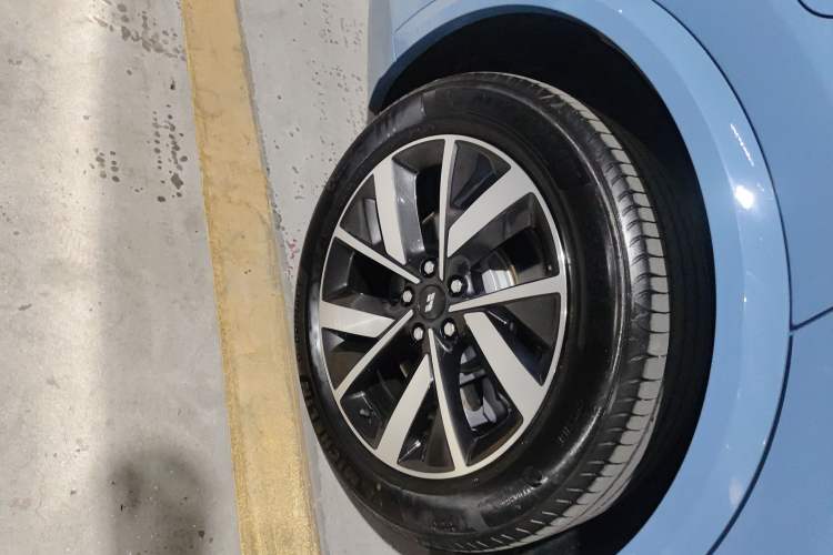 Used Li Auto L8 2023 Pro Model Right Rear Wheel Hub