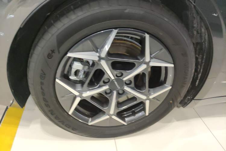 Used Lynk & Co Z10 2025 95 kWh 766 km Range Rear-Wheel Drive Max