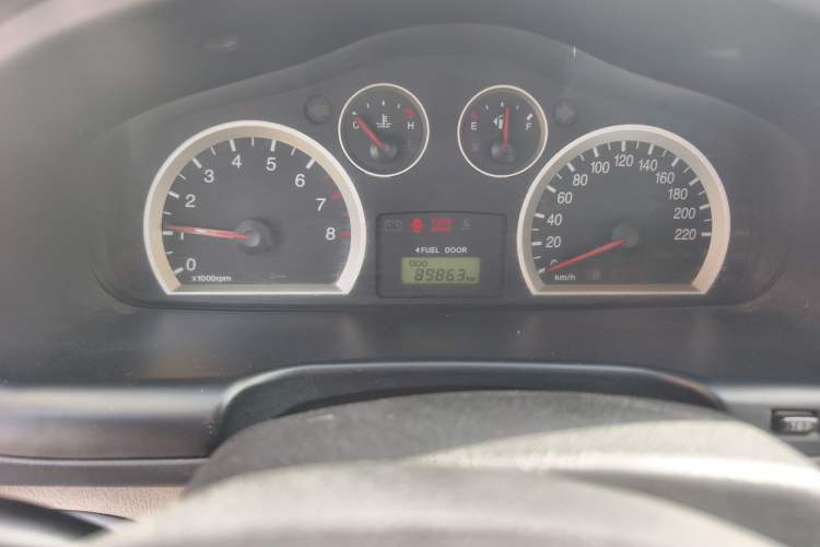 Used Huatai Santa Fe Classic 2012 2.0L Gasoline Manual Two-Wheel Drive with Sunroof Odometer Close Up