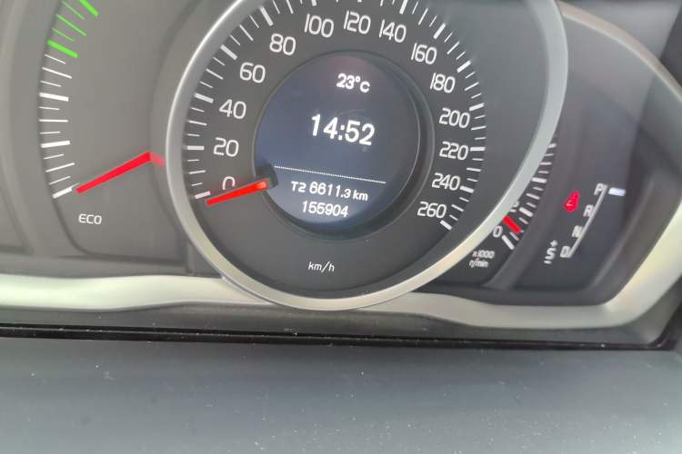 Used Volvo S60 2015 S60L 2.0T Zhiyuan Edition Odometer Close Up