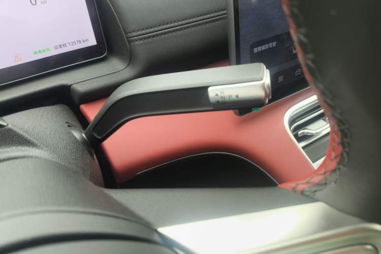 Used Chery Fulwin A9L 2025 Model, Four-Wheel Drive High-Energy Peak Edition Gear Lever