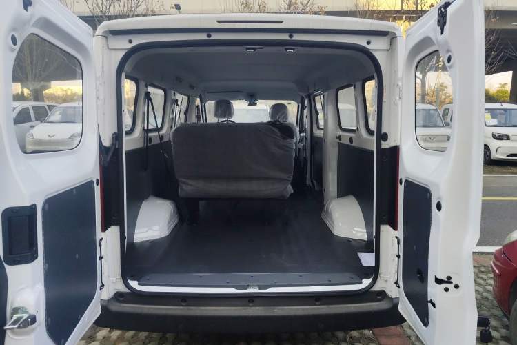 Used Wuling Yangguang 2024 300KM Comfort Version Passenger Van 75kW