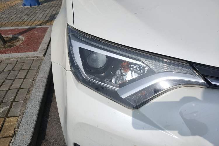 Used Toyota RAV4 2019 2.0L CVT Two-Wheel Drive Luxury Version China VI Standard Right Front Headlight