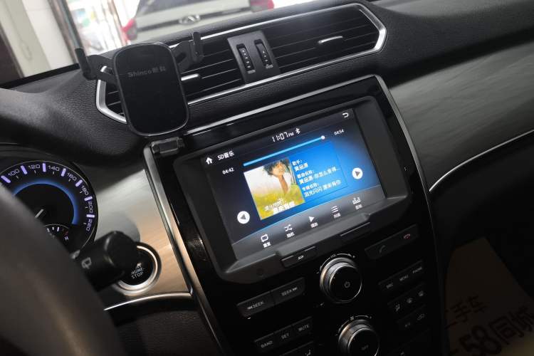 Used Haval H2 2018 Chuanxiang Edition 1.5T Manual Two-Wheel Drive Fashion Model China V Standard Audio And AC Panel