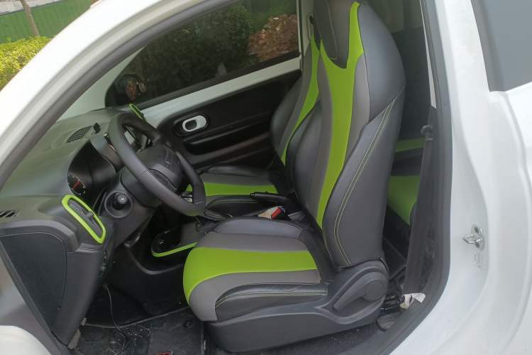 Used Roewe Clever 2021 302 km New Four-Seater Super-Efficient Version Left Front Seat