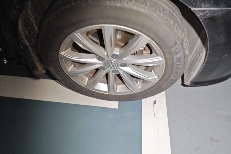 Used Volkswagen Passat 2017 330TSI DSG Luxury Edition Right Front Wheel Hub