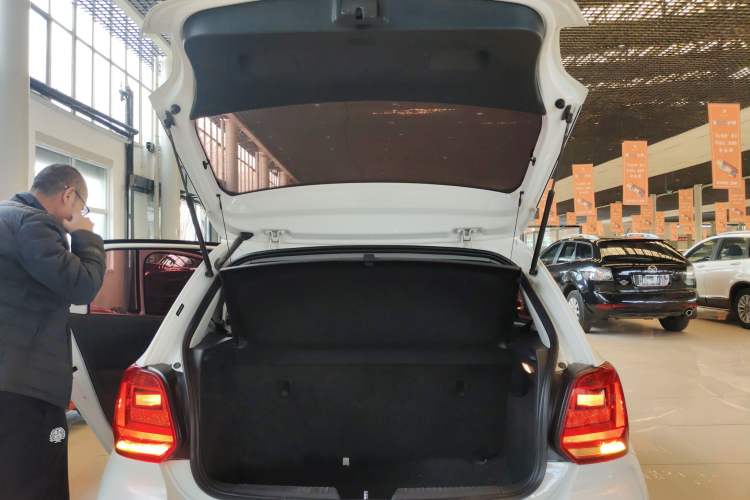 Used Volkswagen Polo 2016 1.4L Manual Fashion Model Trunk