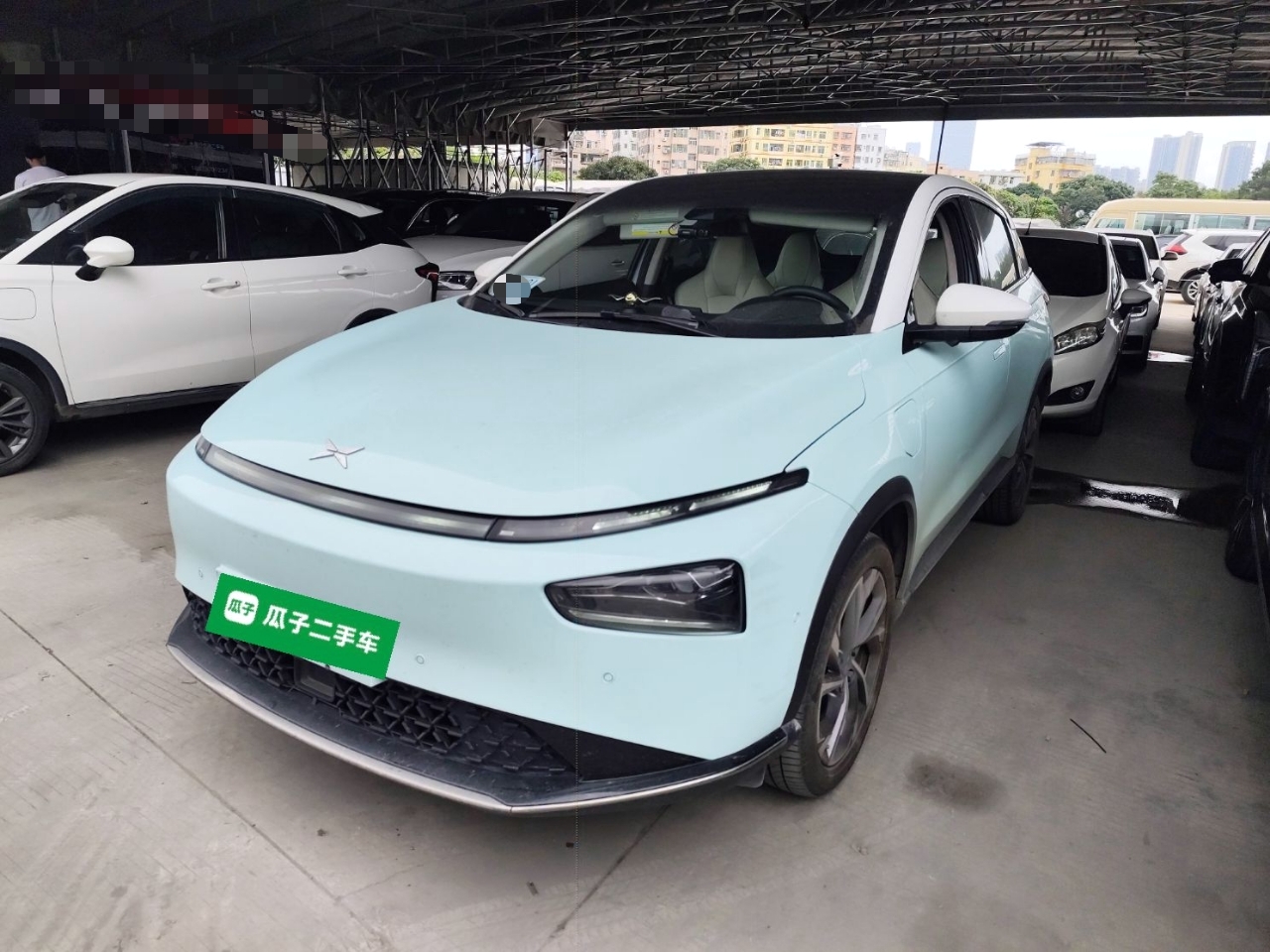 تحت مقدمة السيارة