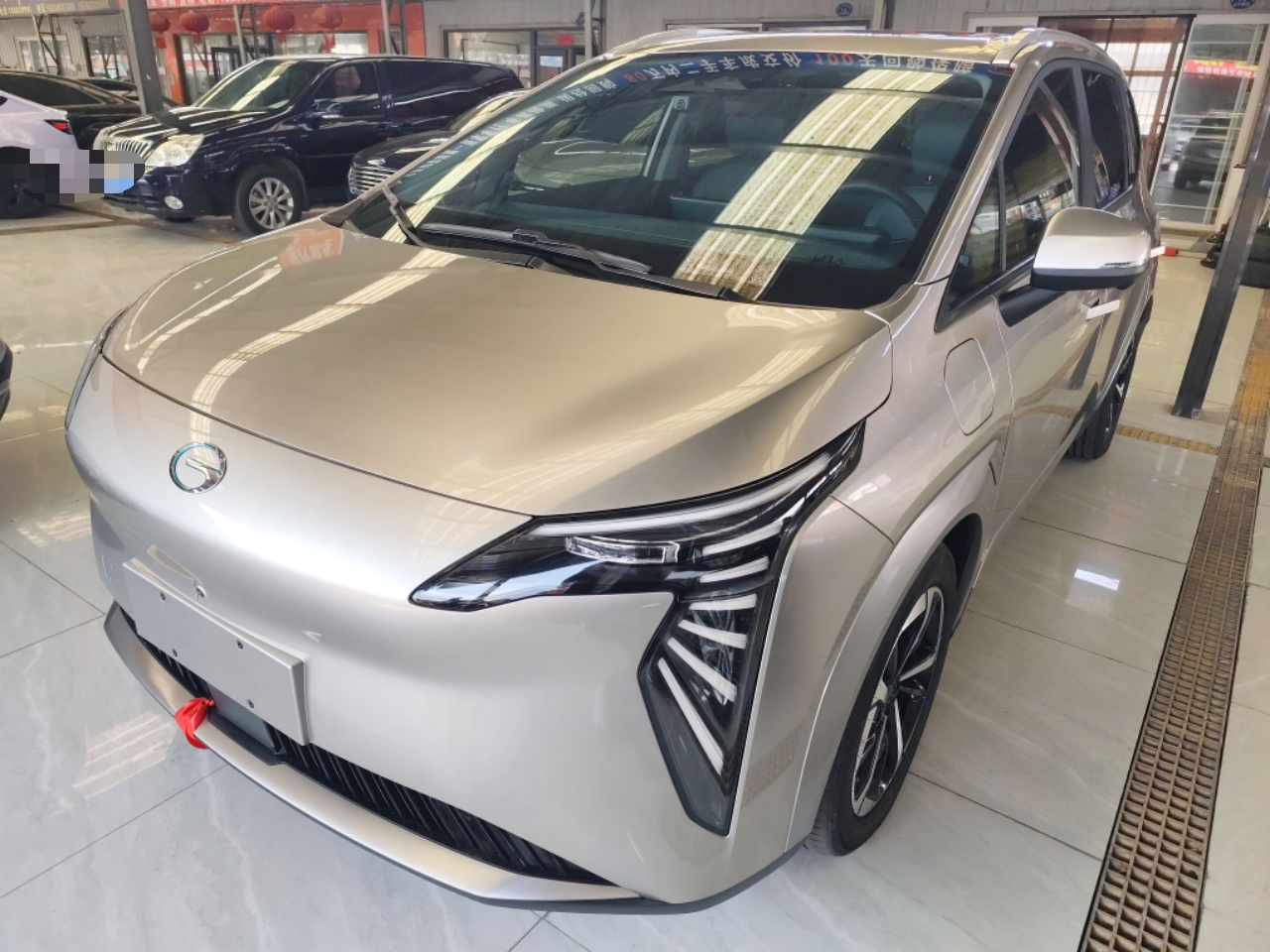 Под передней частью автомобиля