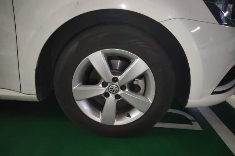 Used Volkswagen Gran Lavida 2015 1.6L Manual Fashion Edition Exterior 4