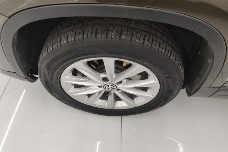 Used Volkswagen Tiguan 2016 280TSI Automatic Two-Wheel-Drive Silk Road Style Edition Left Front Wheel Hub