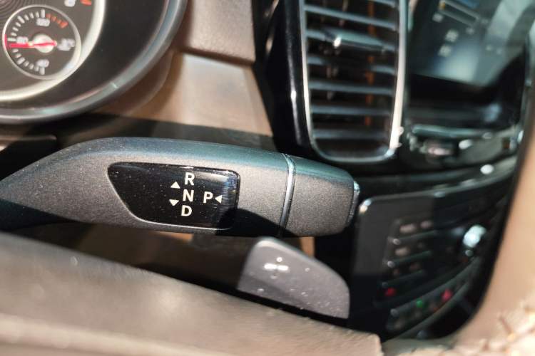 Used Mercedes-Benz GLE 2016 GLE 320 4MATIC Dynamic Edition Gear Lever