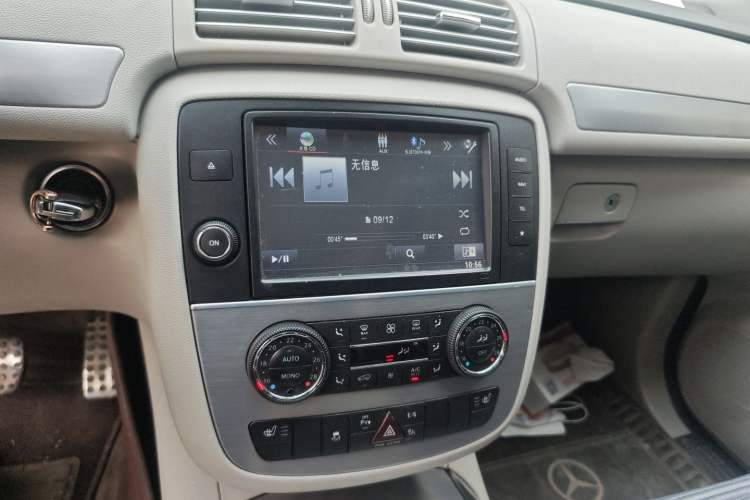 Used Mercedes-Benz R-Class 2015 R 320 4MATIC Luxury Model Audio And AC Panel