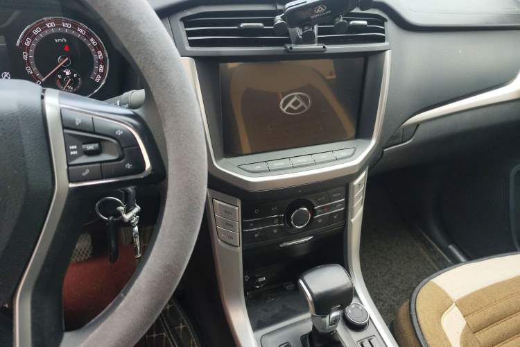 Used SAIC MAXUS T60 2017 2.0T Gasoline Automatic 4x4 High-Ride Elite Standard Cabin Audio And AC Panel