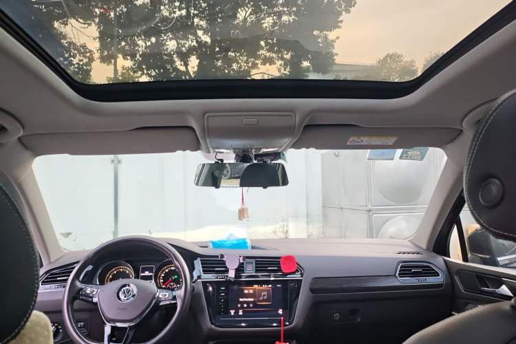 Used Volkswagen Tiguan L 2020 330TSI Automatic Two-Wheel Drive Smart Luxury Edition China VI Standard Headliner