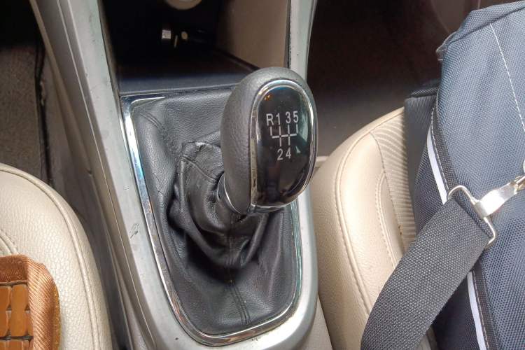 Used Buick GT 2013 GT 1.6L Manual Entry-Level Model Gear Lever