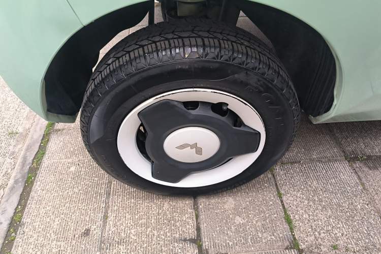 Used Wuling Hongguang MINIEV 2021 Macaron Fashion Model Lithium Iron Phosphate Right Rear Wheel Hub