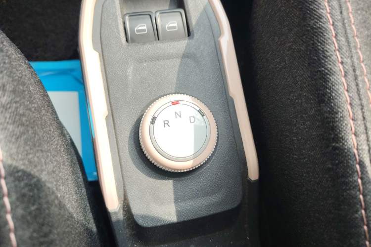 Used Chery QQ Ice Cream 2022 170km Sundae Phosphate Lithium-Ion Gear Lever