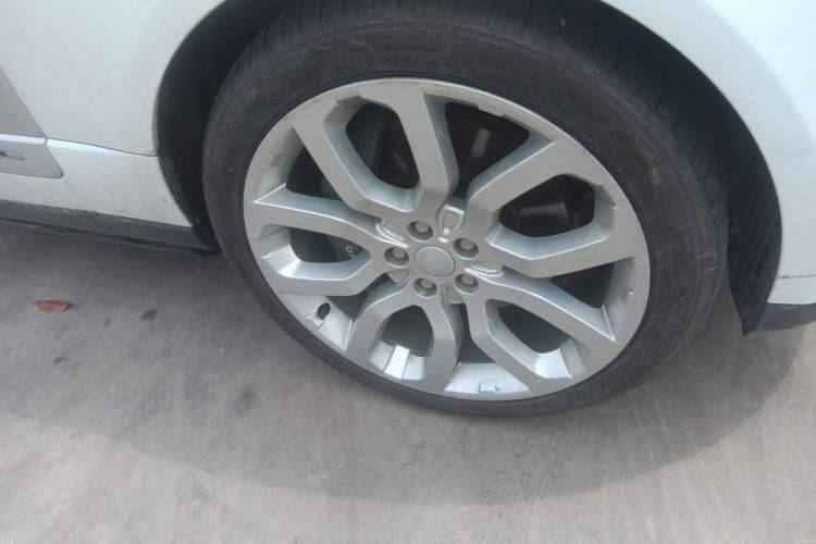 Used Land Rover Range 2022 3.0 L6 400 PS Classic Extended Version Right Front Wheel Hub