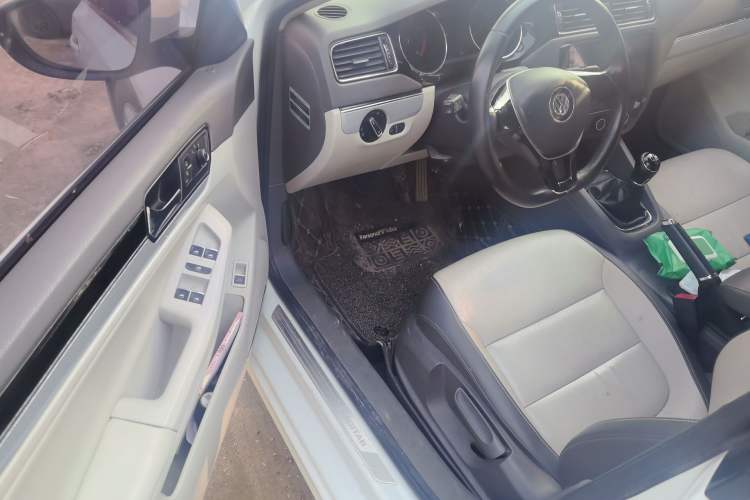 Used Volkswagen Sagitar 2015 1.6L Manual Comfort Model Driver Seat