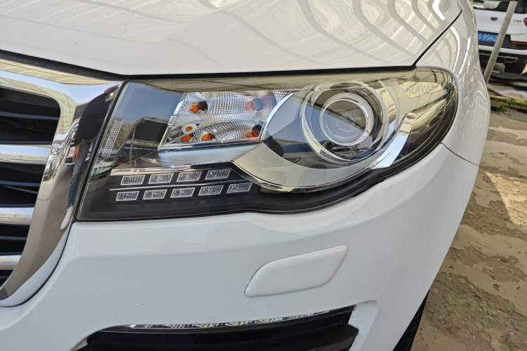 Used Haval H8 2015 2.0T Two-Wheel-Drive Luxury Version Left Front Headlight