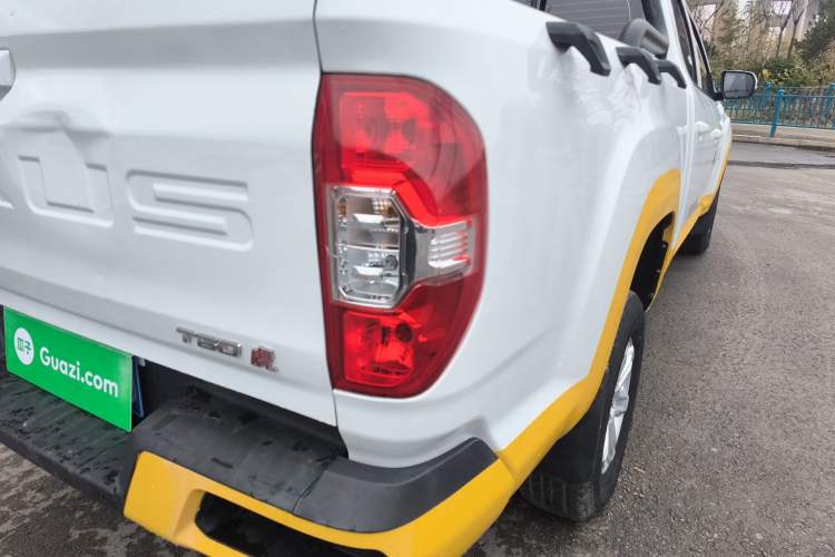 Used SAIC MAXUS T60 2022 5th Anniversary Edition 2.0T Diesel Manual Two-Wheel Drive High Ground Clearance Comfortable Version with Extended Cabin
