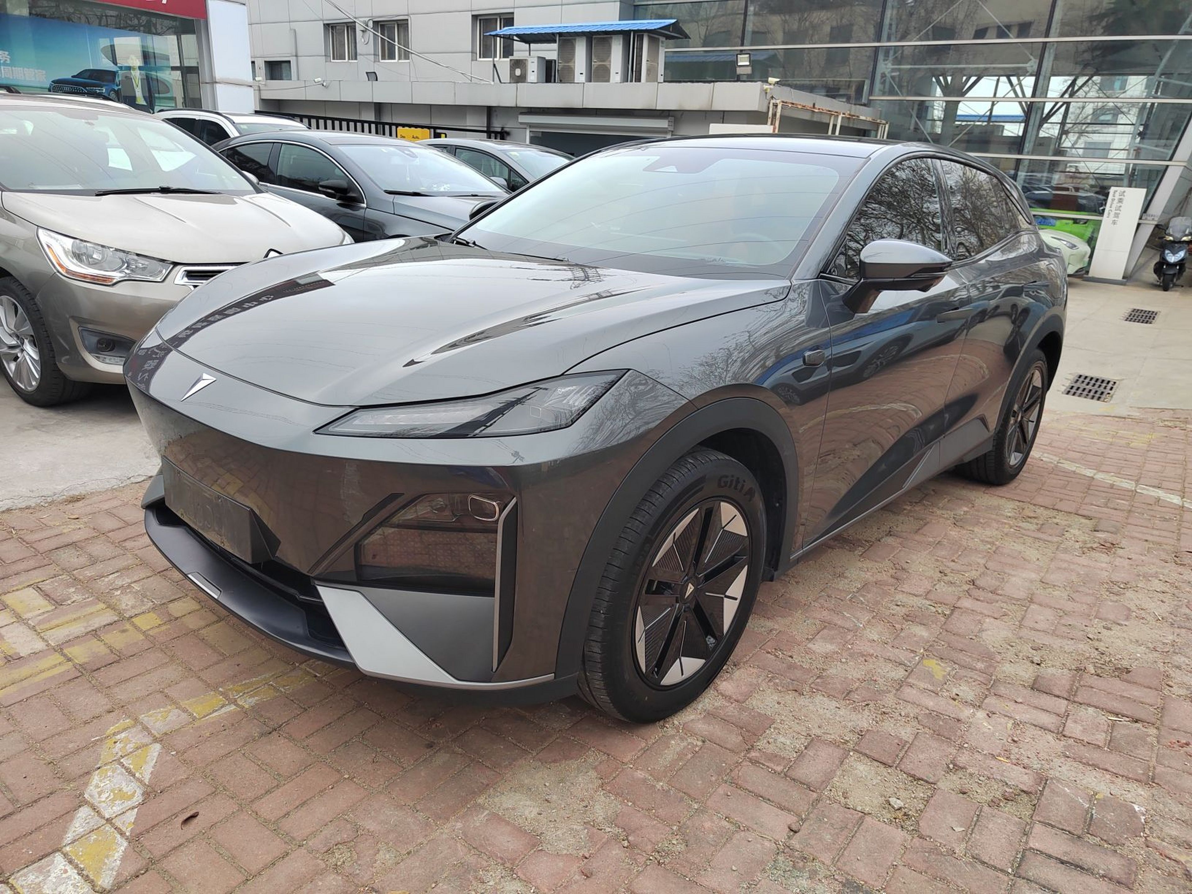 Под передней частью автомобиля