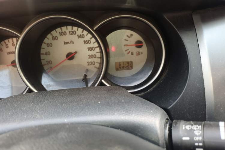 Used Nissan Livina 2010 Jingrui Edition 1.6L Manual Standard Model Odometer Close Up