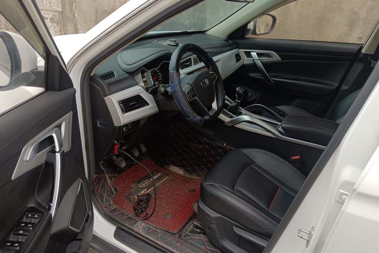 Used Geely Auto Emgrand X7 Sport 2018 2.0L Manual Two-Wheel Drive Zhiya Version
