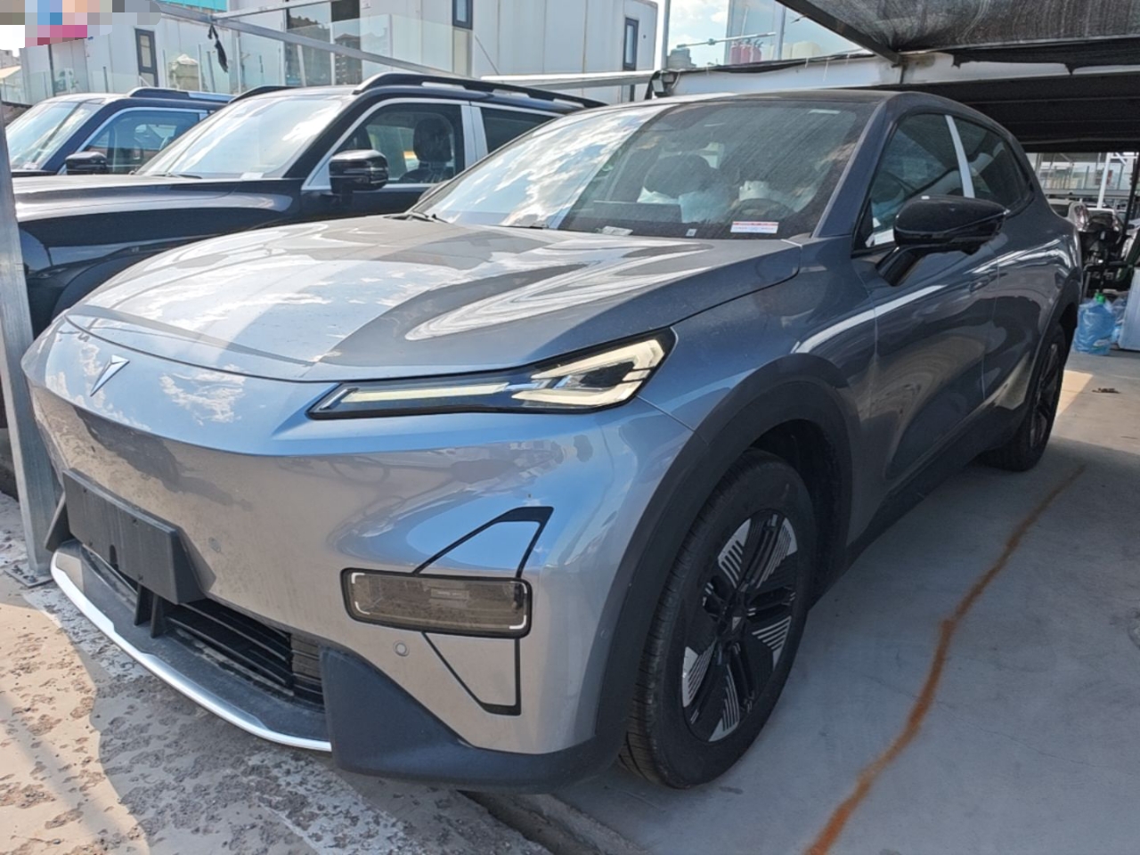 Под передней частью автомобиля