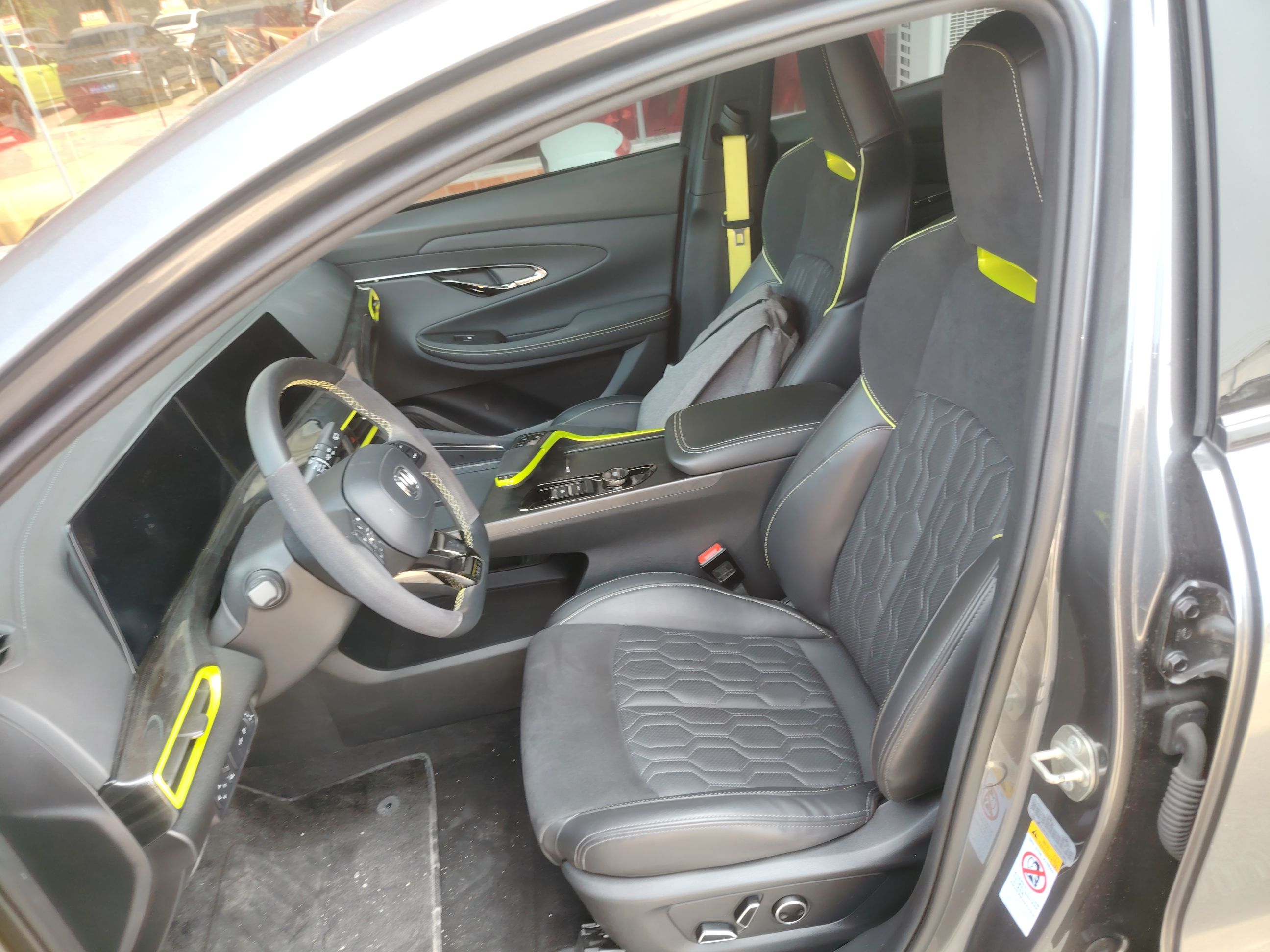 المقاعد الأمامية داخل السيارة