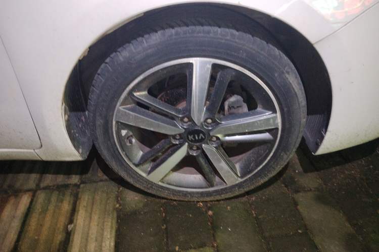 Used Kia K3 2016 1.6L Automatic GLS Right Front Wheel Hub