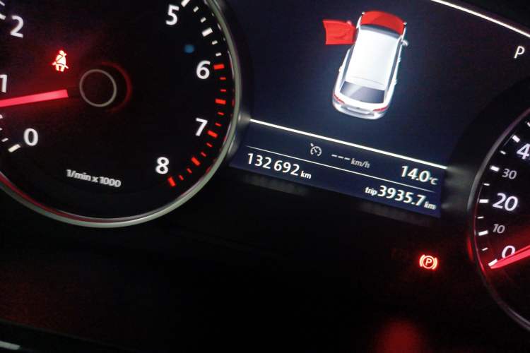 Used Volkswagen Touareg 2017 3.0 TSI Touareg Model Odometer Close Up