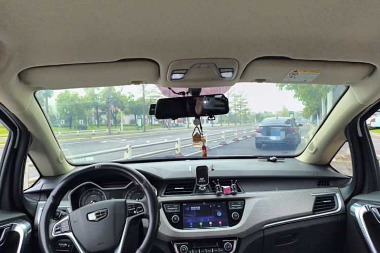 Used Geely Auto Vision X3 2017 1.5L Automatic Elite Model Center Console