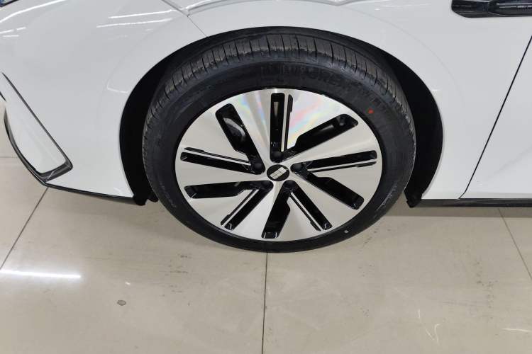 Used Geely Galaxy E8 2024 665 km Range Rear-Drive Starship Long-Range Version
