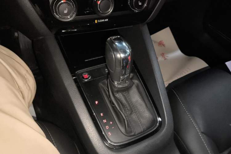 Used Volkswagen Sagitar 2017 180TSI Automatic Luxury Edition Gear Lever