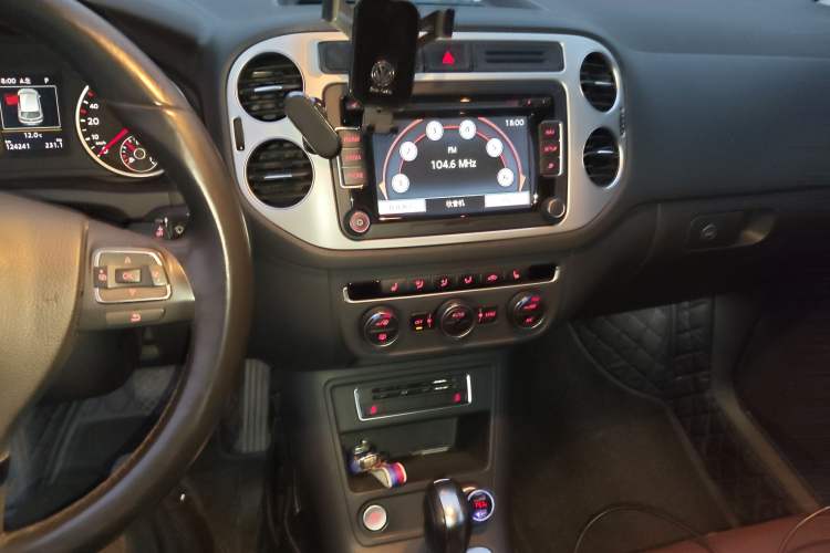 Used Volkswagen Tiguan 2015 1.8TSI Automatic Two-Wheel Drive Luxury Model Audio And AC Panel