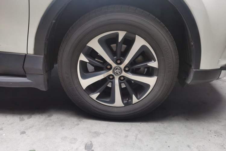 Used Toyota RAV4 2019 2.0L CVT Two-Wheel Drive Luxury Version China VI Standard Right Front Wheel Hub